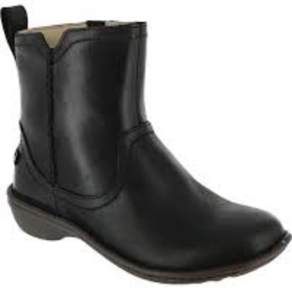 UGG Neevah short boot black leather Shearling lined size 7